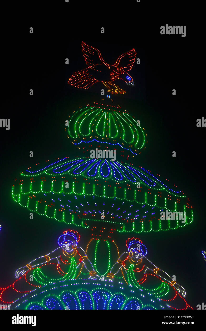 Farbige Darstellung der Dekoration mit led-leuchten, Ganesh Festival, Pune, Maharashtra, Indien Stockfoto