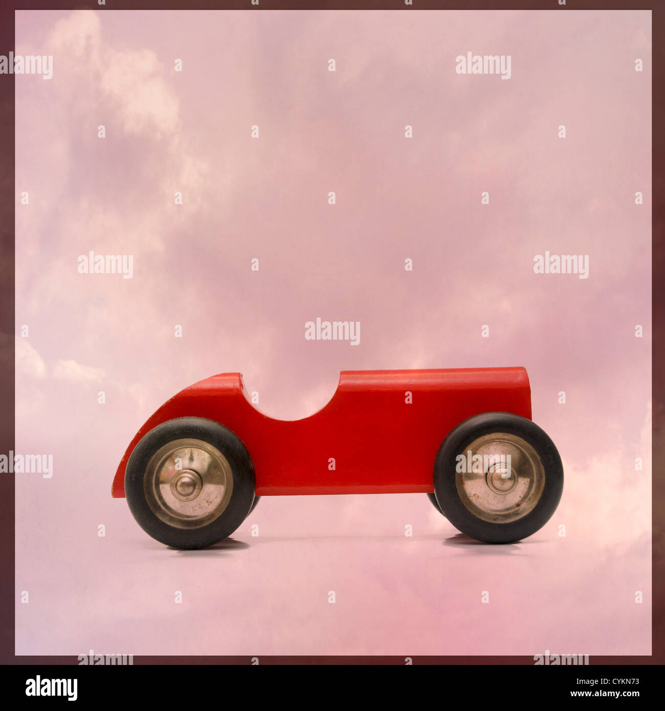 Nahaufnahme eines Oldtimerautos auf rosafarbenem Hintergrund mit schlichtem Design und klassischem Charme Stockfoto