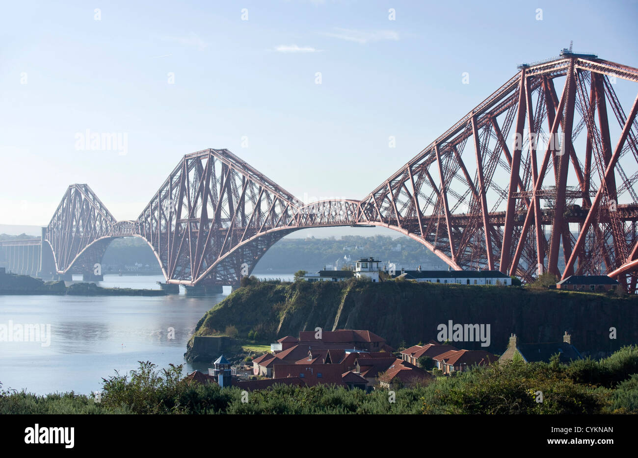 Die Forth Rail Bridge aus North Queensferry, Schottland. Stockfoto