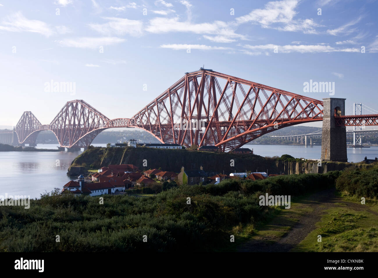 Die Forth Rail Bridge aus North Queensferry, Schottland. Stockfoto