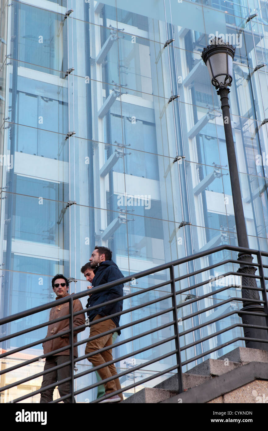 Drei junge Männer zu Fuß vorbei an äußere Reina Sofia Museum für moderne Kunst, Glas-Fassade, Madrid, Spanien Stockfoto