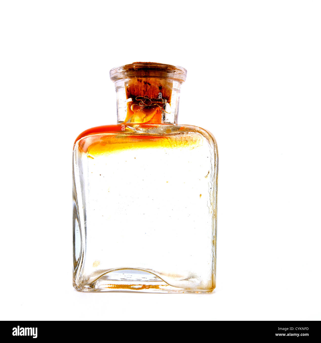 Vintage-Glasflasche mit Korkstopfen aus einer unbekannten Epoche auf neutralem Hintergrund Stockfoto