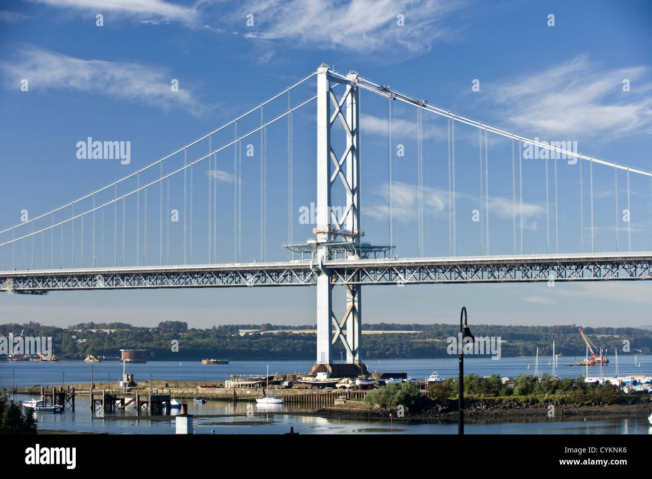 Blick auf die Forth Road Bridge von North Queensferry, Schottland. Stockfoto