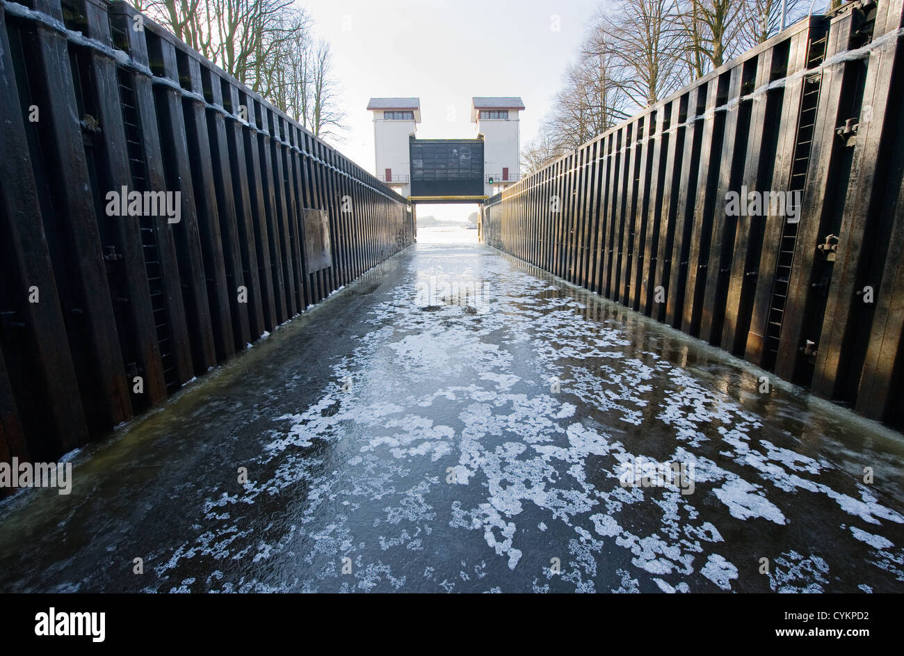 Eis in einer Schleuse in einem niederländischen Kanal Stockfoto