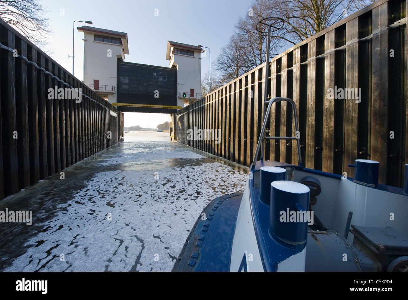 Eis in einer Schleuse in einem niederländischen Kanal Stockfoto