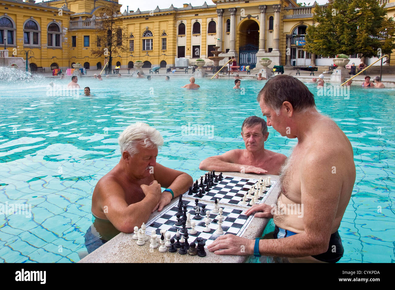 Ungarn, Budapest, Thermalbad Széchenyi (Szechenyi), Spa und Swimming Pool, Schachspieler Stockfoto