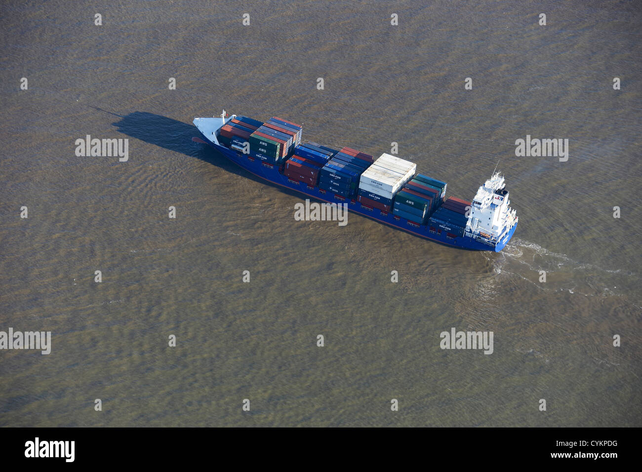 Containerschiff in Liverpool Docks an der Mündung des Flusses Mersey, North West England, UK Stockfoto