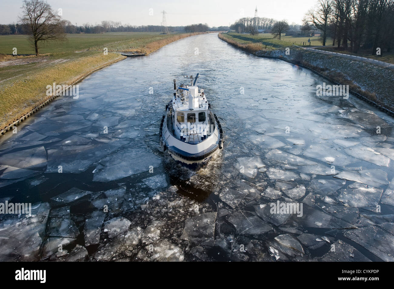 Eisbrecher in holländischen Kanal bricht das Eis in Stücke Stockfoto
