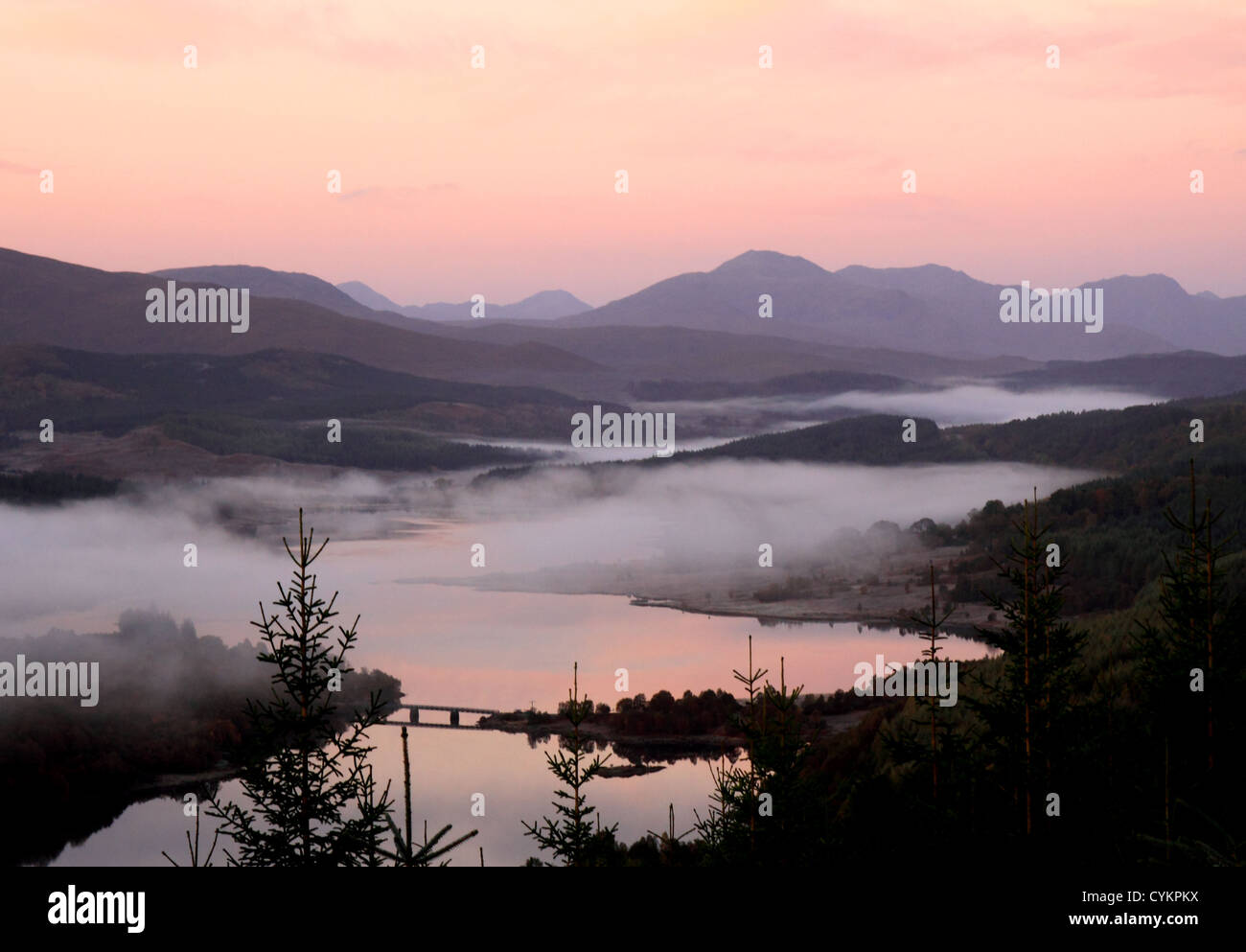 Großbritannien-Schottland-Inverness-Shire-Hochland Loch Garry Herbst Nebel und Kinlochhourn Berge Stockfoto