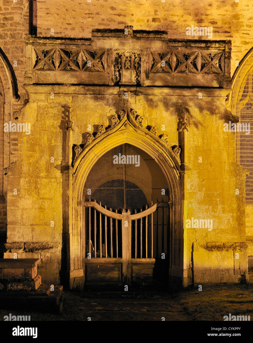 Veranda des Priorat Kirche der Hl. Maria in der Nacht, Usk, Monmouthshire Stockfoto