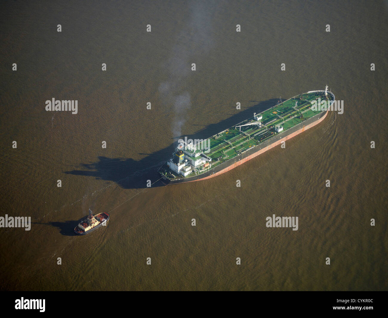 Schiff betreten Liverpool Docks an der Mündung des Flusses Mersey, North West England, UK Stockfoto