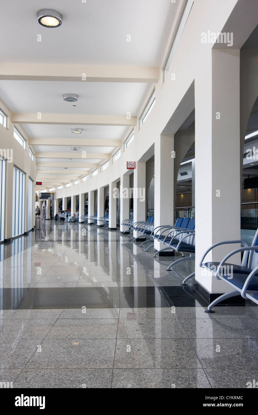 Halle eines modernen Flughafens warten Stockfoto