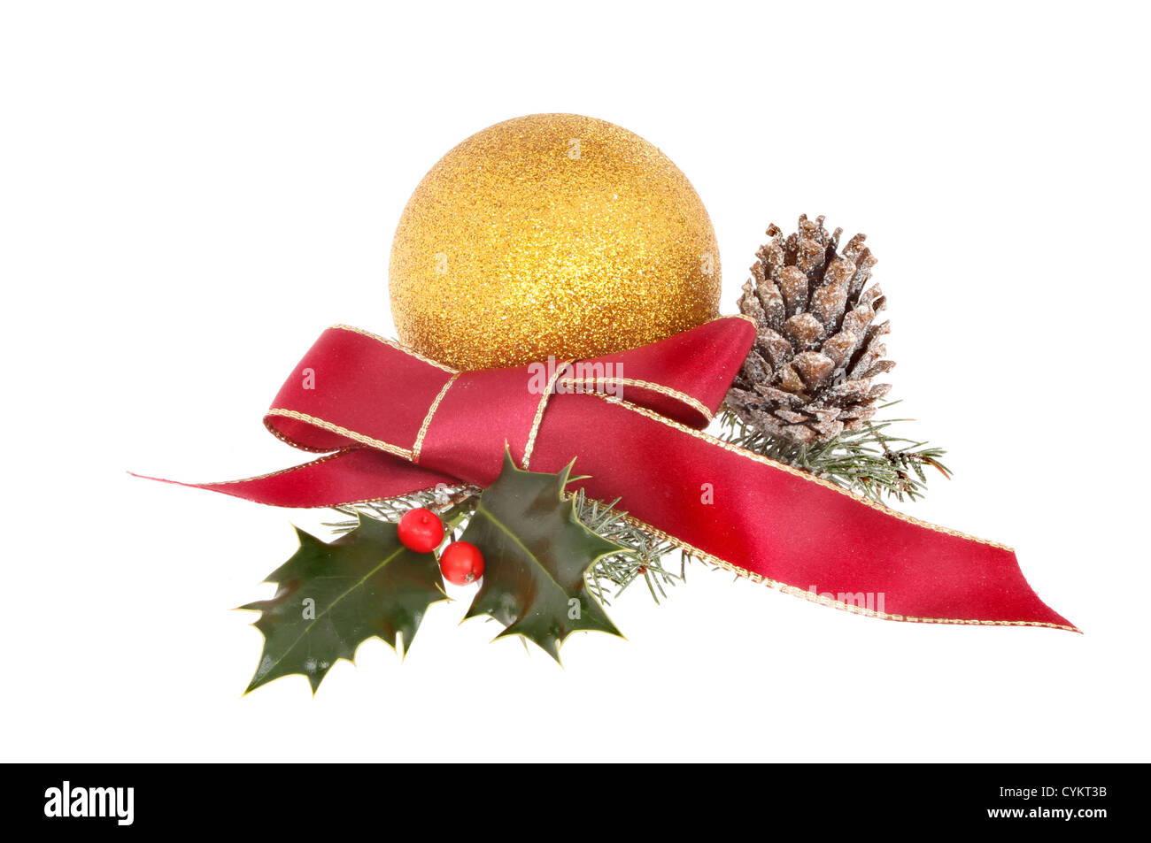 Weihnachtsdekoration der Red Ribbon bow gold Christbaumkugel Holly und Schnee bedeckte Tannenzapfen Stockfoto