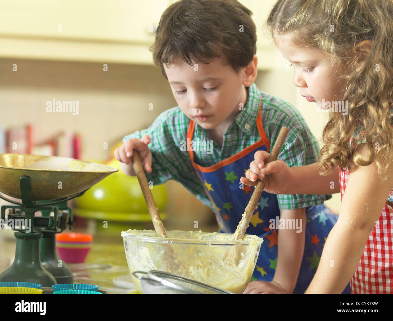 Kinder backen gemeinsam in der Küche Stockfoto