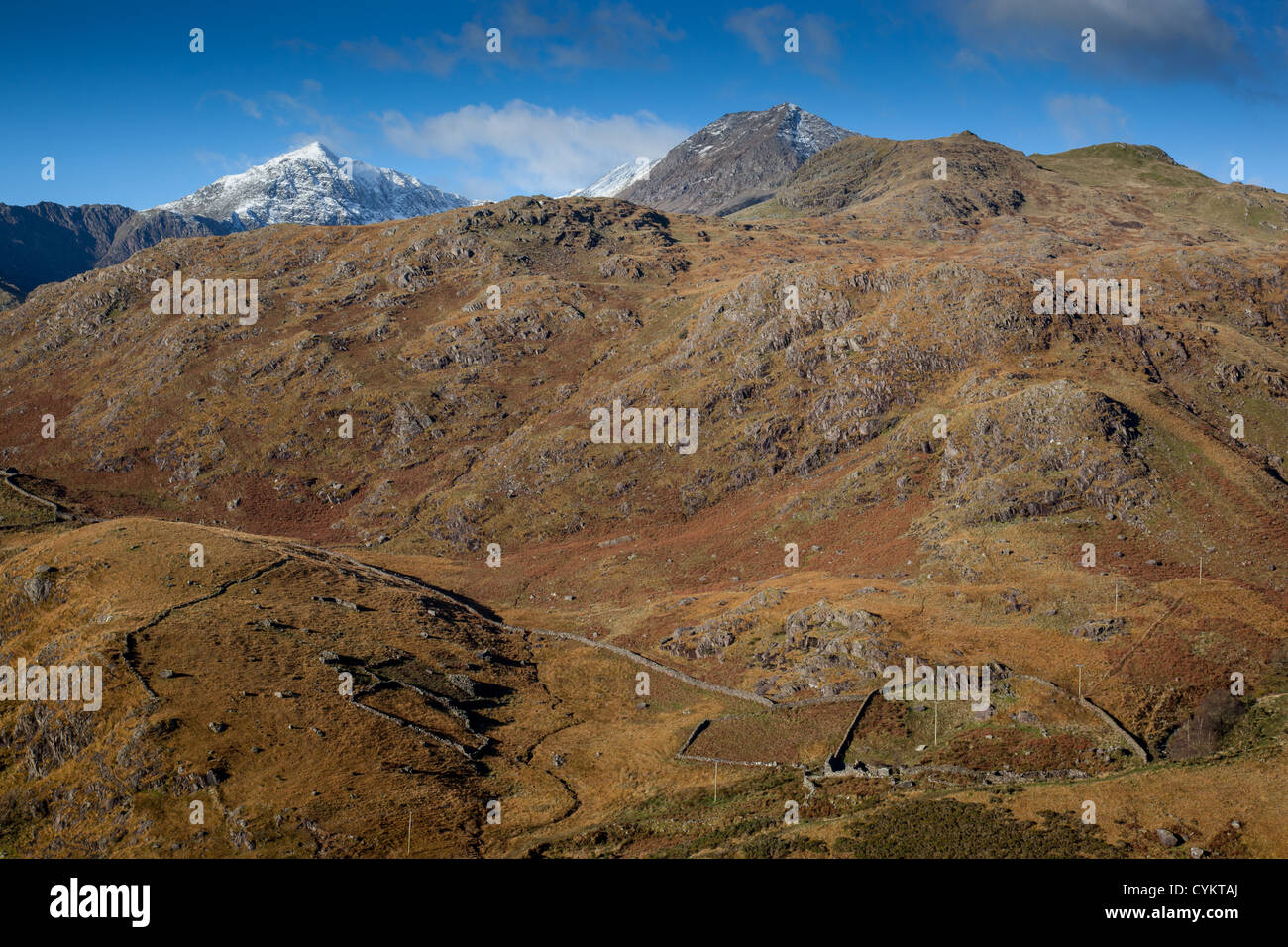 Deckelung der Gipfel des Snowdon mit dem Mond in den Himmel, wie aus der A498 zwischen Beddgelert und Capel Curig Schnee Stockfoto