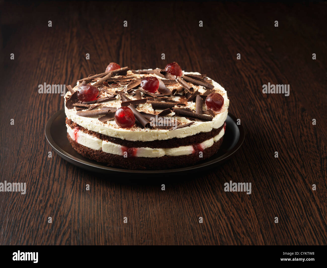 Teller mit Wald Kirschtorte Kuchen Stockfoto