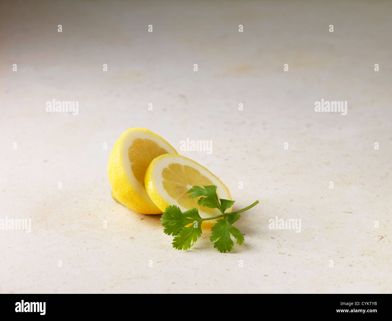 In Scheiben geschnittene Zitrone und Koriander Stockfoto