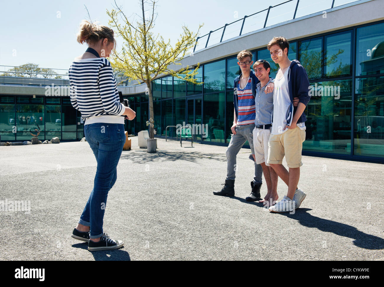 Freunde gehen zusammen im Innenhof Stockfoto