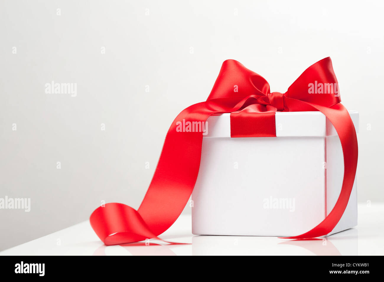 Rote Schleife auf Geschenk-box Stockfoto