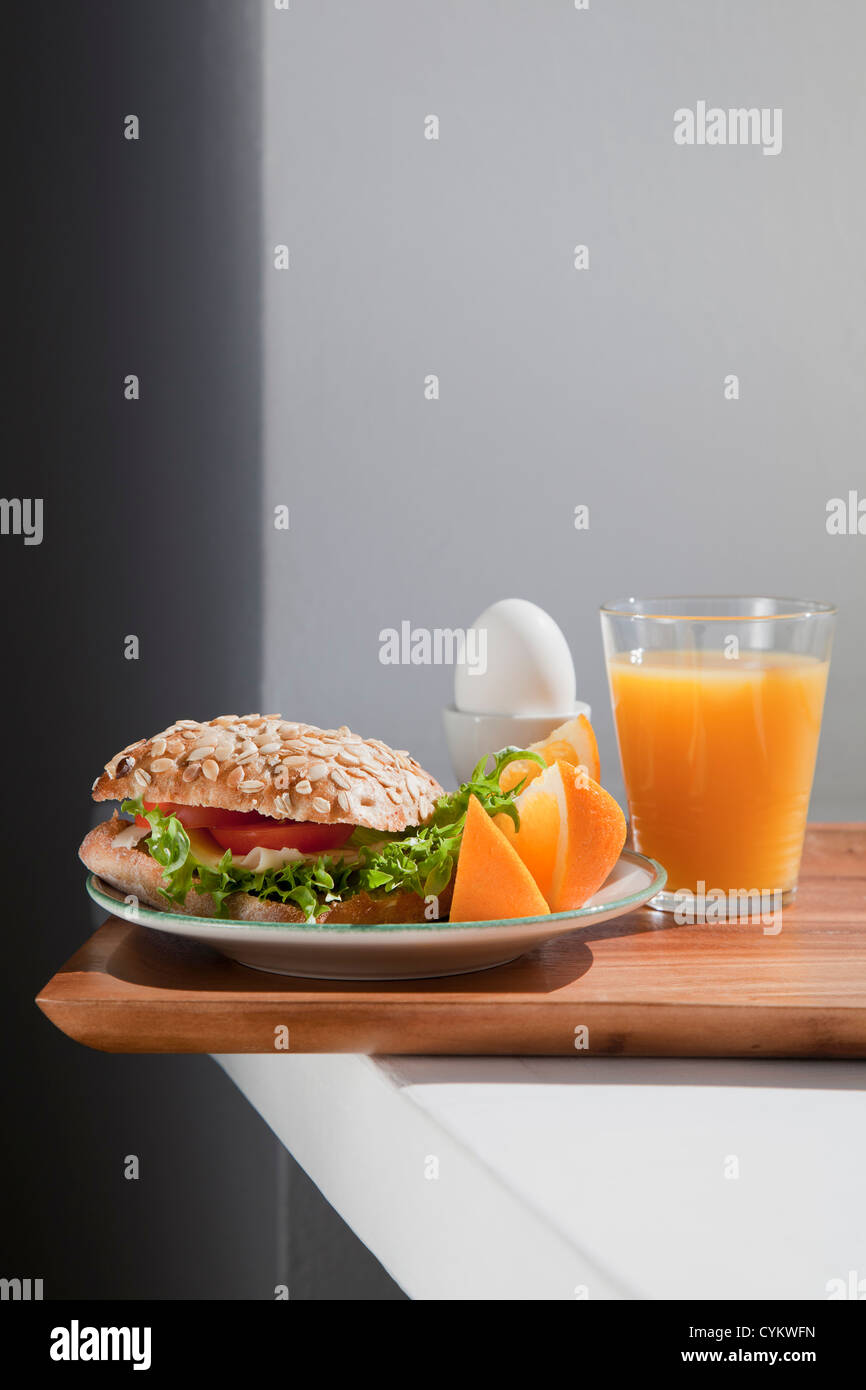 Tablett mit Frühstück Essen am Tisch Stockfoto