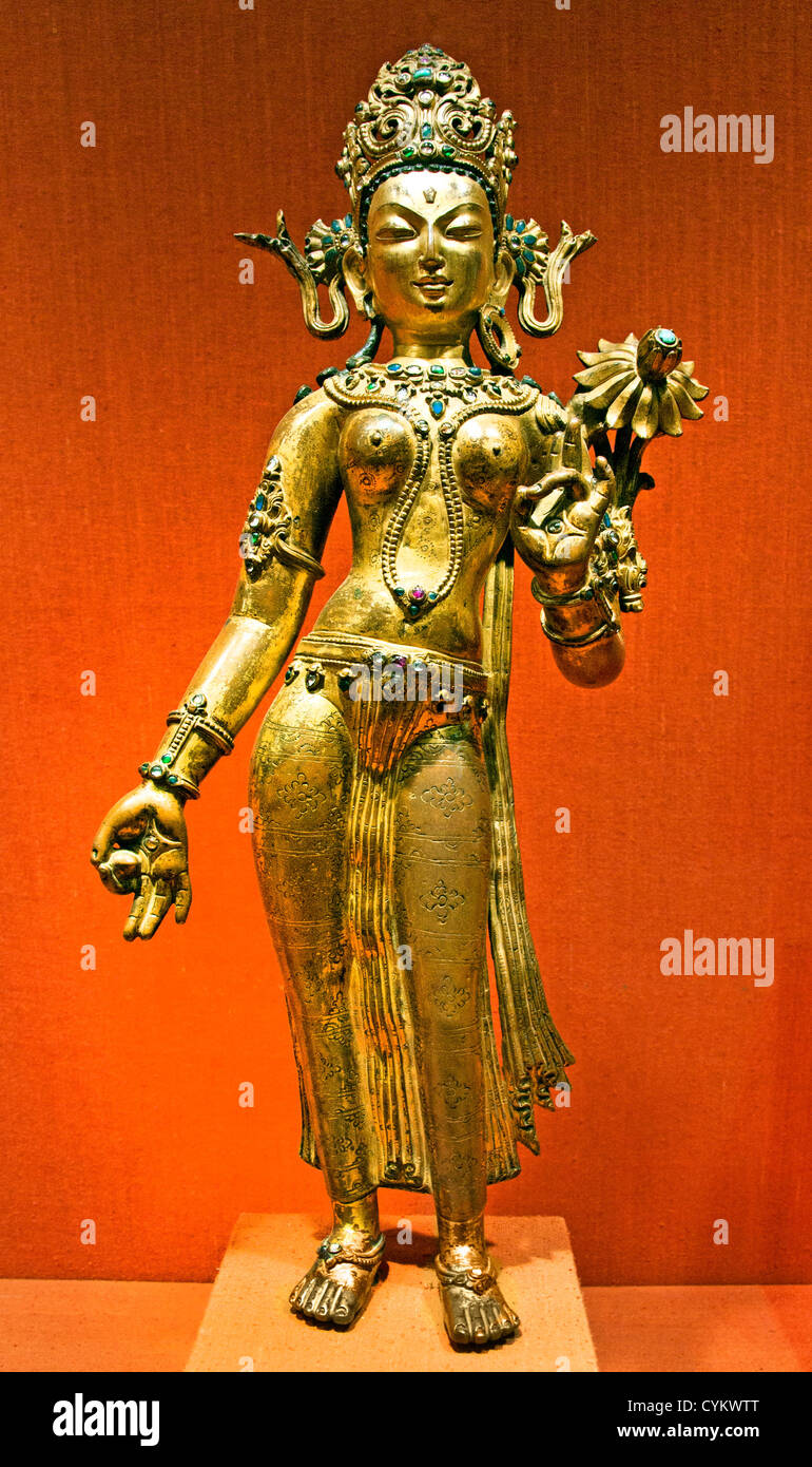 Tara, den buddhistischen Heiland malen 14. Jahrhundert Nepalese Nepal Kathmandu-Tal Kupferlegierung Edelsteine Gold 42 cm Stockfoto