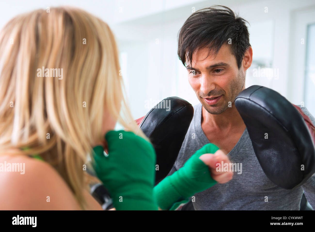 Boxer üben mit Trainer im Fitness-Studio Stockfoto