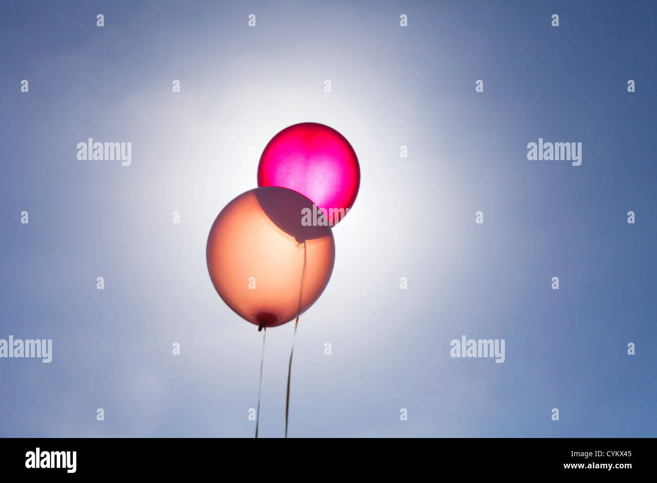 Durchscheinenden Luftballons gegen blauen Himmel Stockfoto