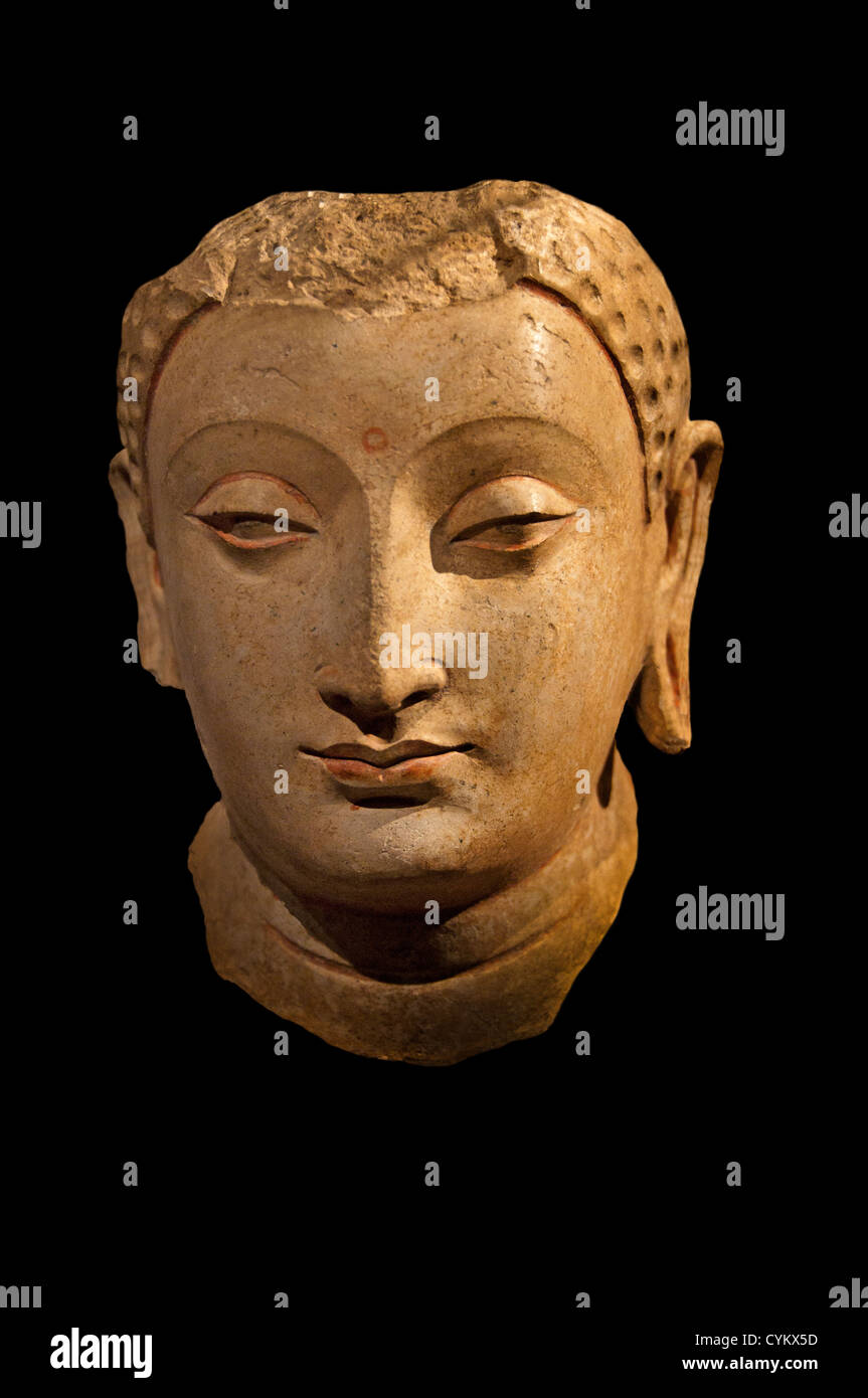 Kopf eines Buddha oder Bodhisattva 5. – 6. Jahrhundert Afghanistan Hadda 18,4 cm Skulptur Stockfoto