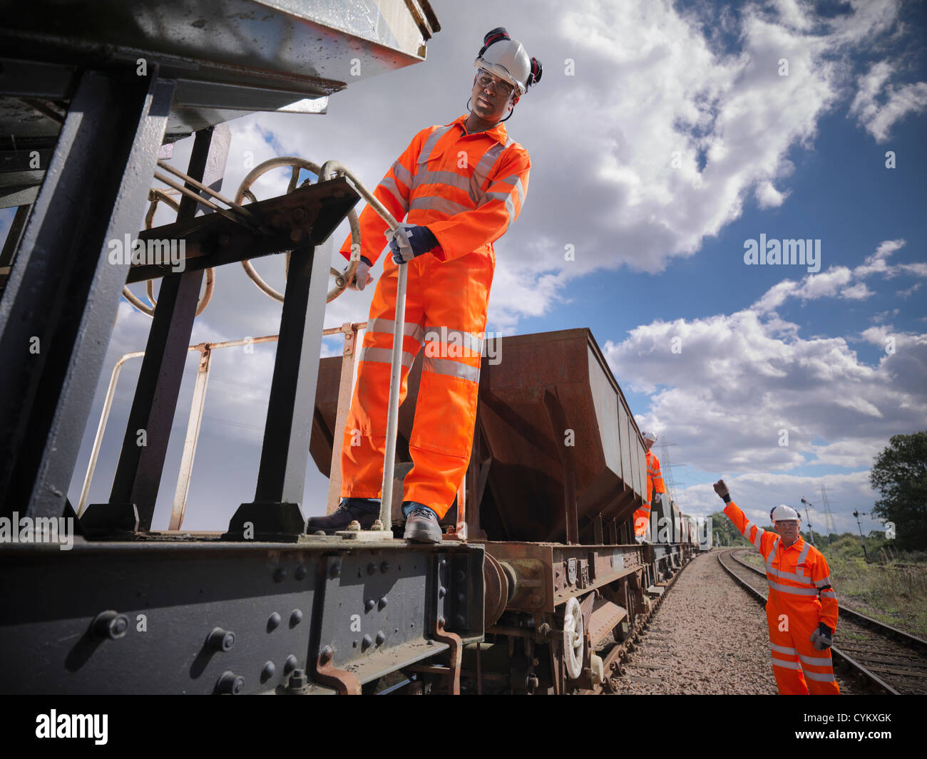 Eisenbahner stehend auf Zug Stockfotografie - Alamy