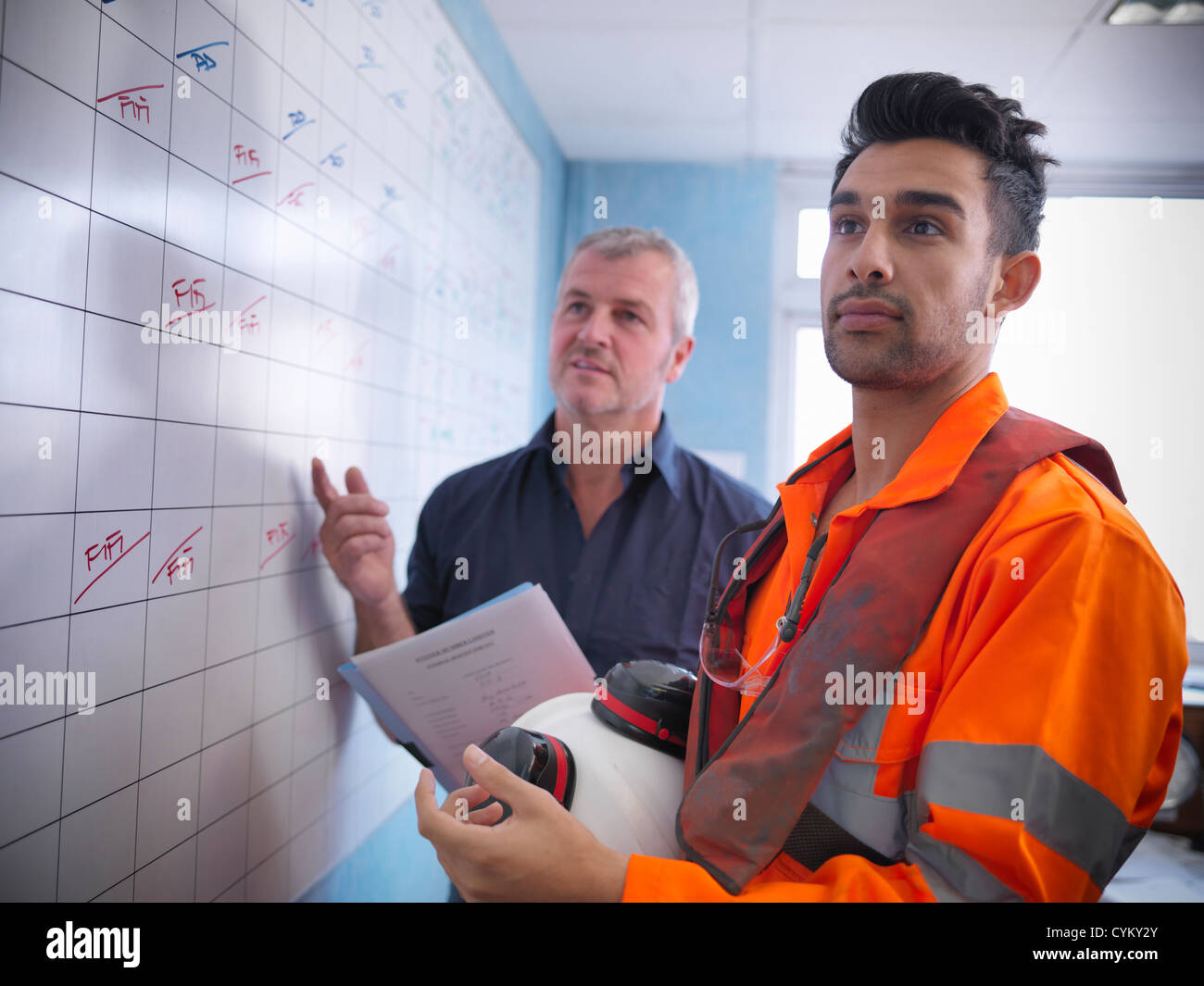 Arbeitnehmer, die Planung von Operationen an Bord Stockfoto