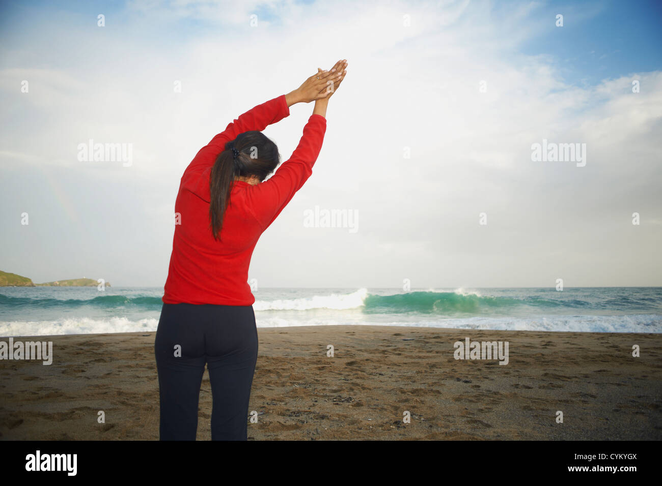 Frau am Strand dehnen Stockfoto