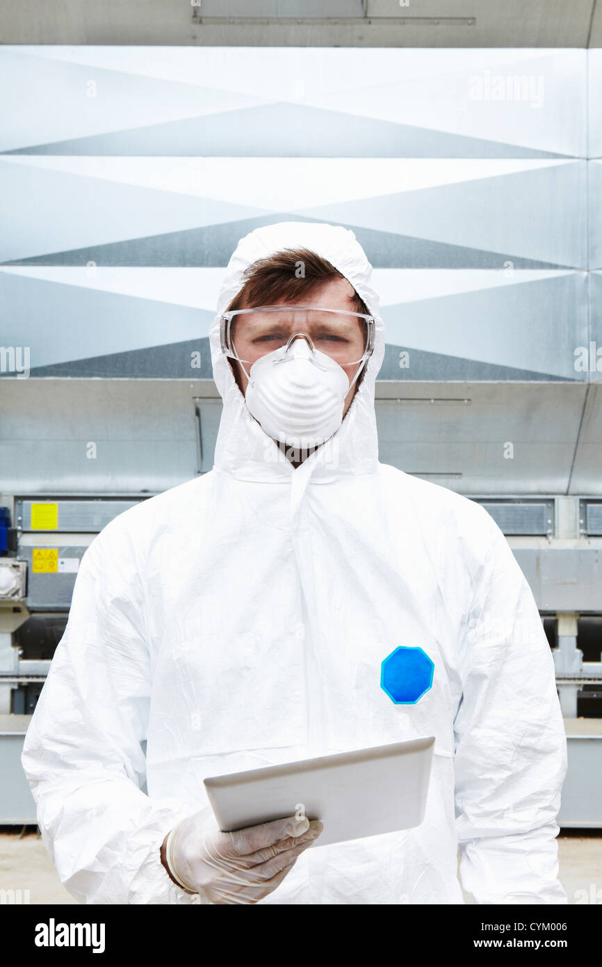 Lab-Arbeiter tragen Schutzanzug Stockfoto