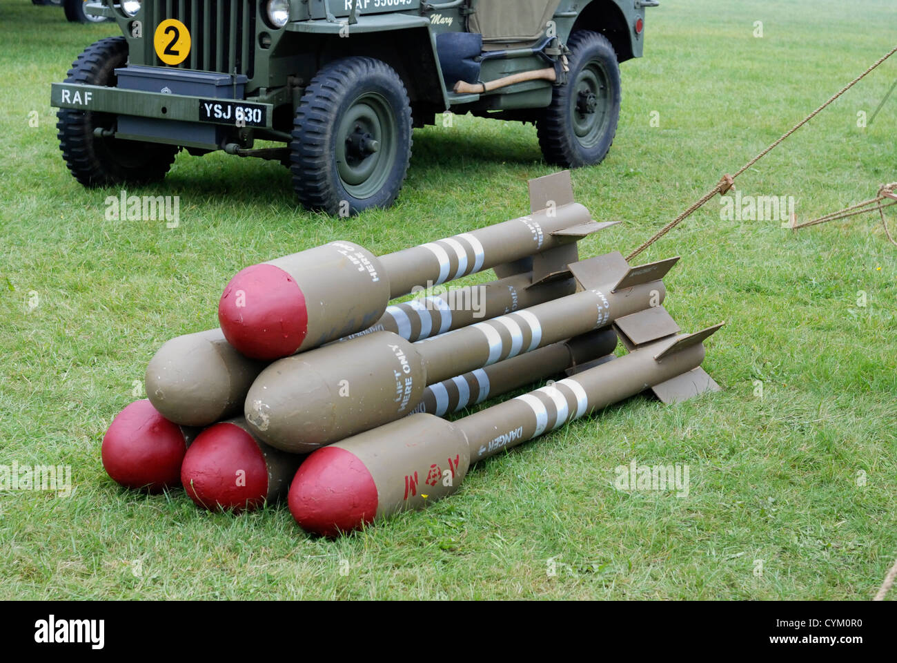 Armee Landrover und Raketen Stockfoto
