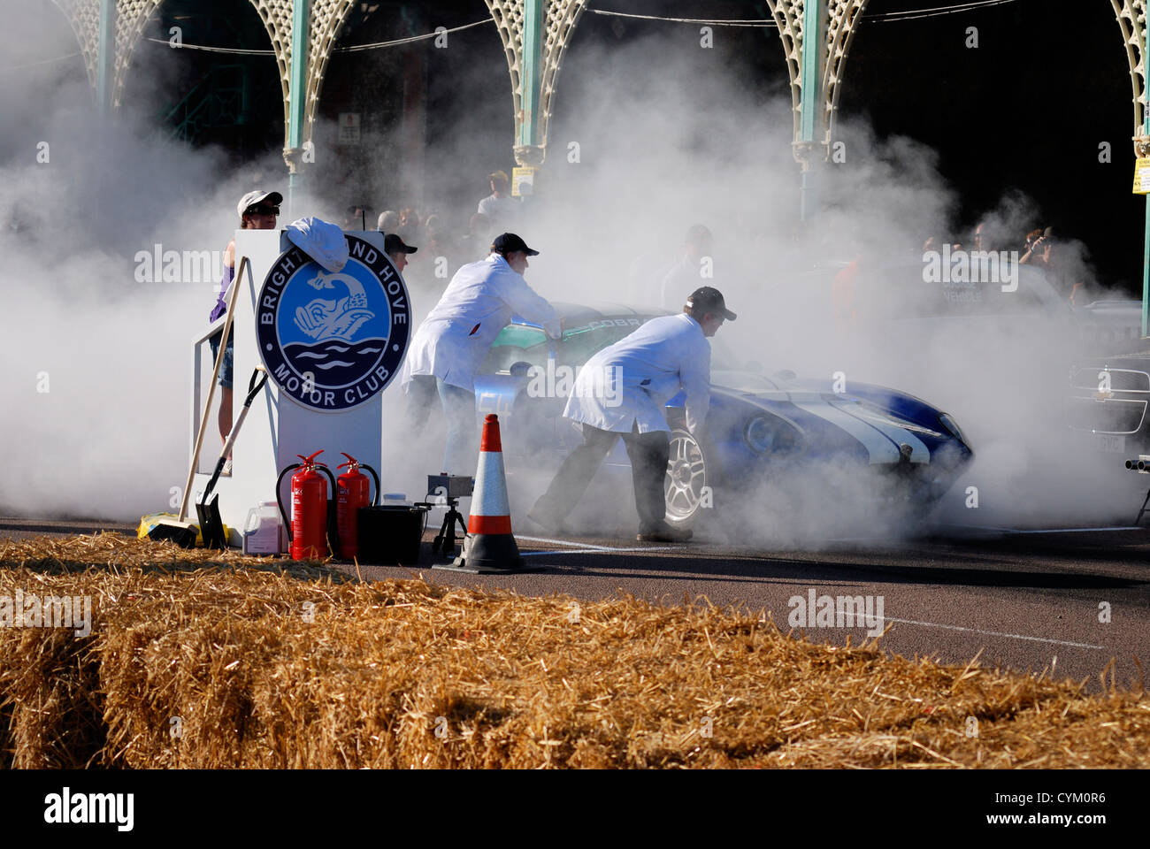 Reifen Rauch an Auto-Rennen-Start Stockfoto