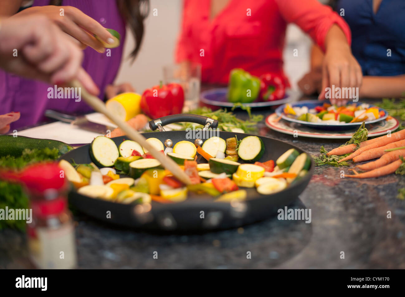 Frauen kochen gemeinsam in Küche Stockfoto