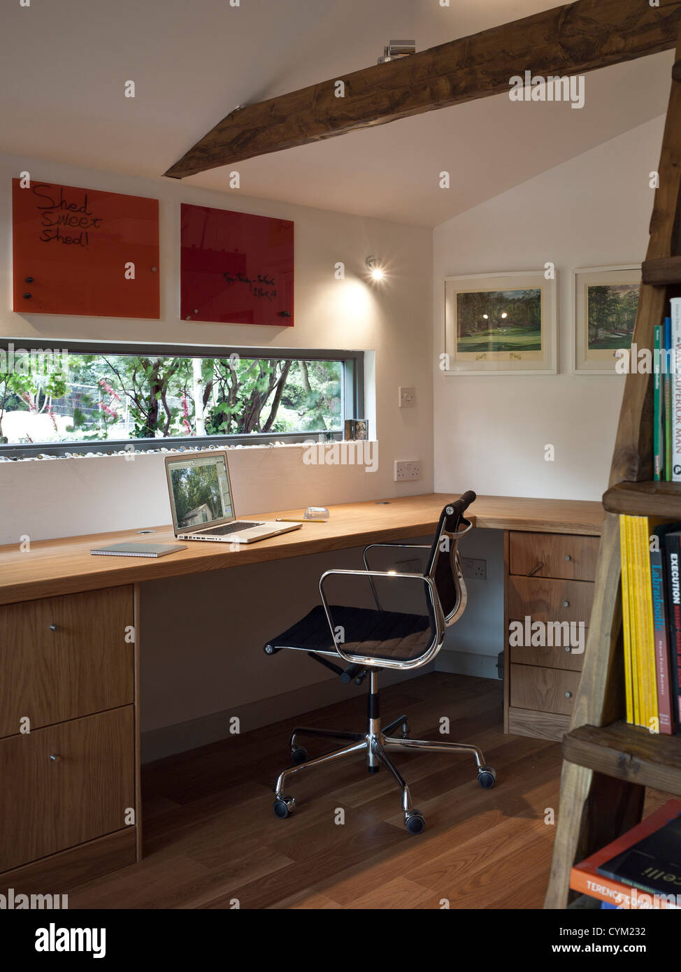 Garten, Büro, Berkhamsted, Vereinigtes Königreich. Architekt: SDP Design, 2012. Innenraum-Detail mit Schreibtisch, Stuhl und gewinnen Stockfoto