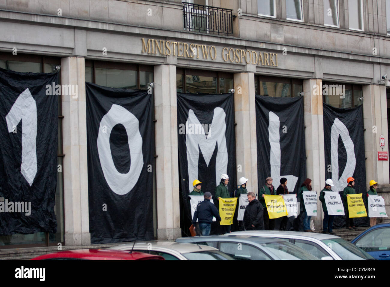 07.11.2012, Warschau, Polen. Greenpeace Aktivisten das Finanzministerium in Protest gegen neue Tagebaue in Polen beschäftigen. Credit: Alex Musta/Alamy leben Nachrichten Stockfoto