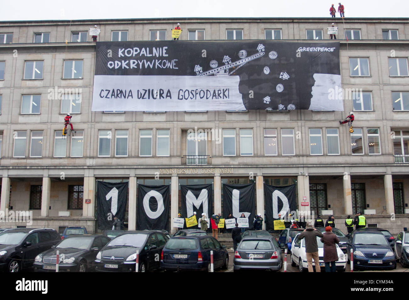 07.11.2012, Warschau, Polen. Greenpeace Aktivisten das Finanzministerium in Protest gegen neue Tagebaue in Polen beschäftigen. Credit: Alex Musta/Alamy leben Nachrichten Stockfoto