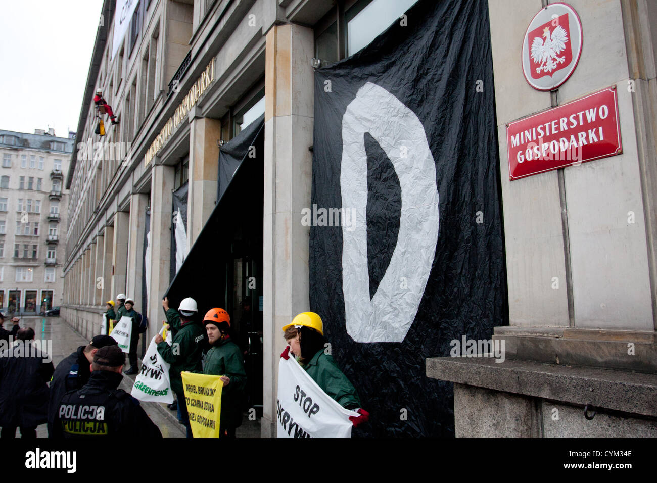 07.11.2012, Warschau, Polen. Greenpeace Aktivisten das Finanzministerium in Protest gegen neue Tagebaue in Polen beschäftigen. Credit: Alex Musta/Alamy leben Nachrichten Stockfoto