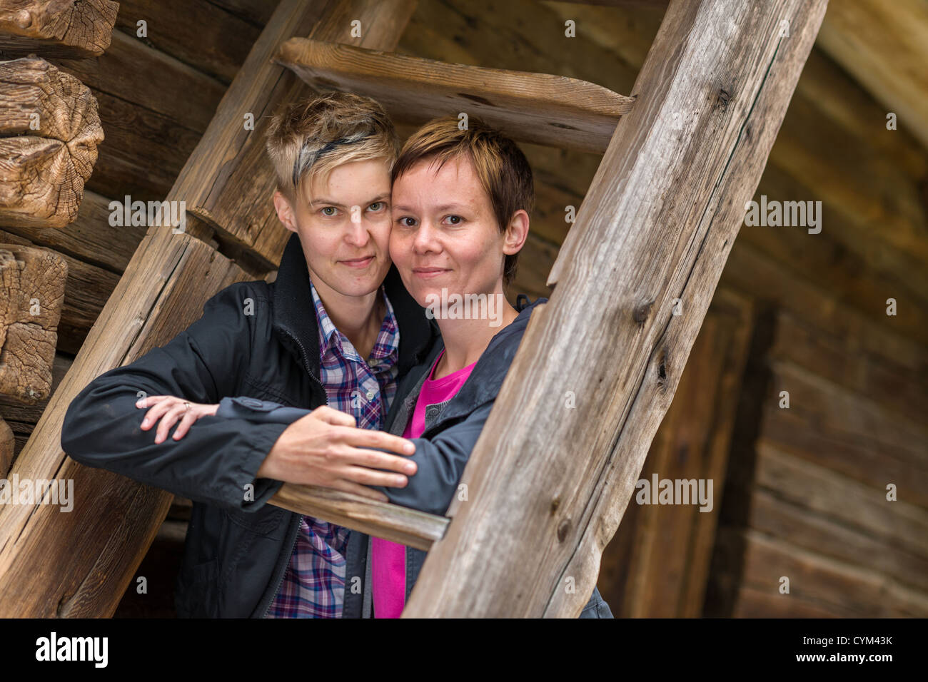 Zwei Mädchen posiert zusammen in altes Holzgebäude, Horizont-format Stockfoto