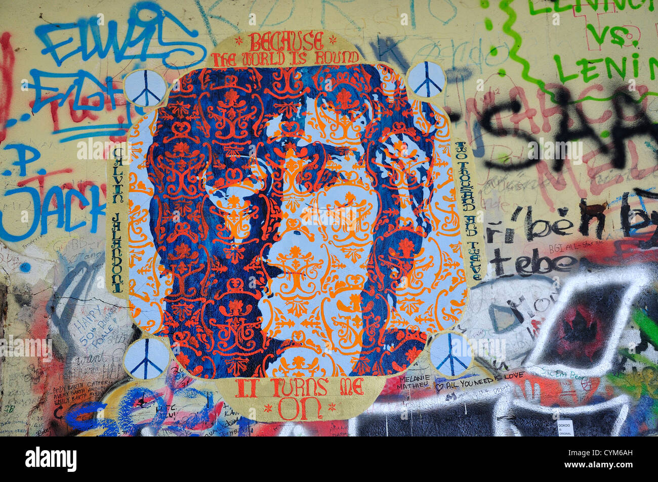 Prag, Tschechische Republik. Die John-Lennon-Mauer in Velkoprevorske Namesti (Oktober 2012) Stockfoto