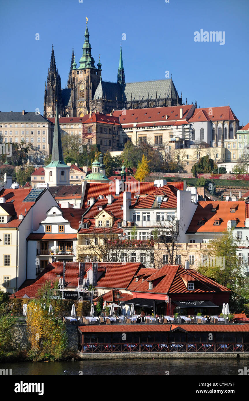 Prag, Tschechische Republik. Burgviertel und St Vitus Cathedral von Moldau gesehen Stockfoto