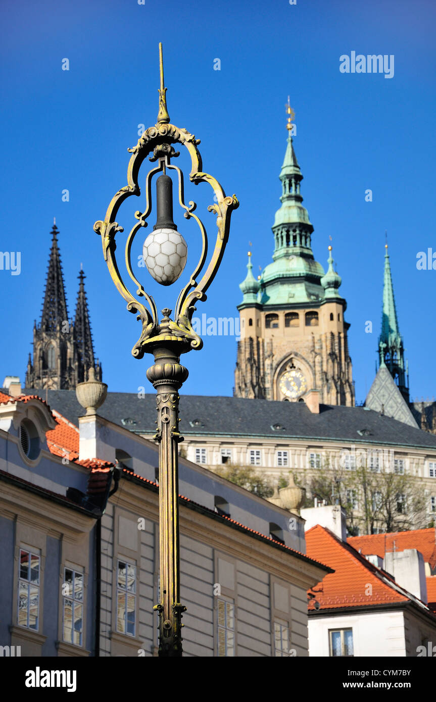 Prag, Tschechische Republik. Elektrische Lampe Post (František Križík; 1900) in Malostranske Namesti. St Vitus Cathedral / hinter Schloss Stockfoto