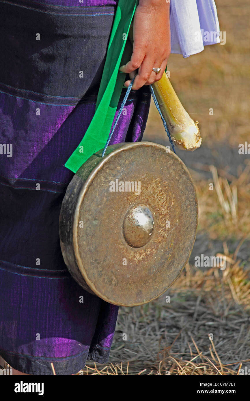 Stamm mit Gong ein traditionelles Musikinstrument im Namdapha Öko-Kultur-Festival, Miao, Arunachal Pradesh, Indien Stockfoto