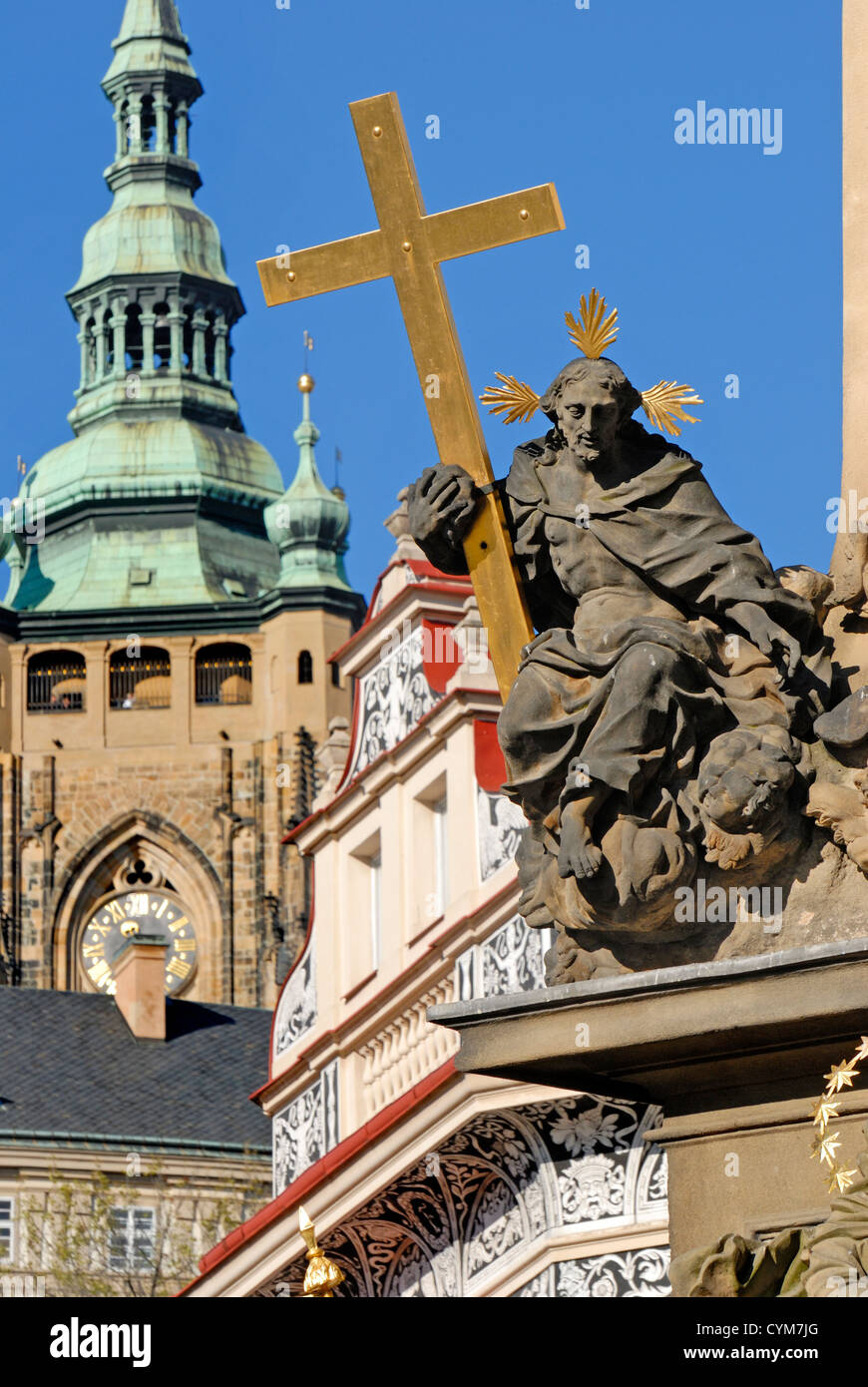 Prag, Tschechische Republik. Malostranske Namesti / "Kleinseite Square". Pest-Spalte (1715)-Kathedrale hinter Stockfoto