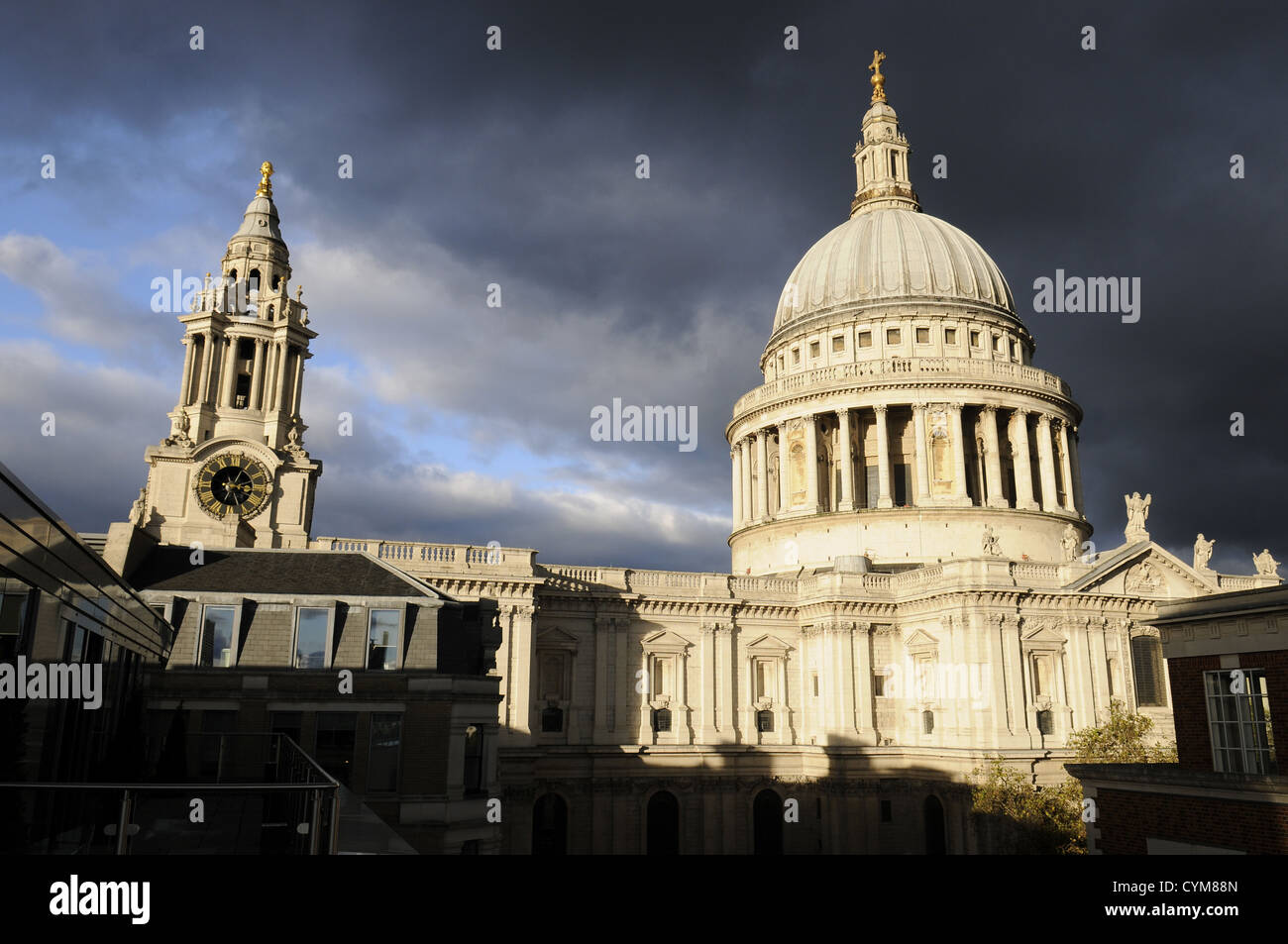 Die St Paul's Kathedrale gegen eine stimmungsvolle Sky, der Londoner City.DE Stockfoto