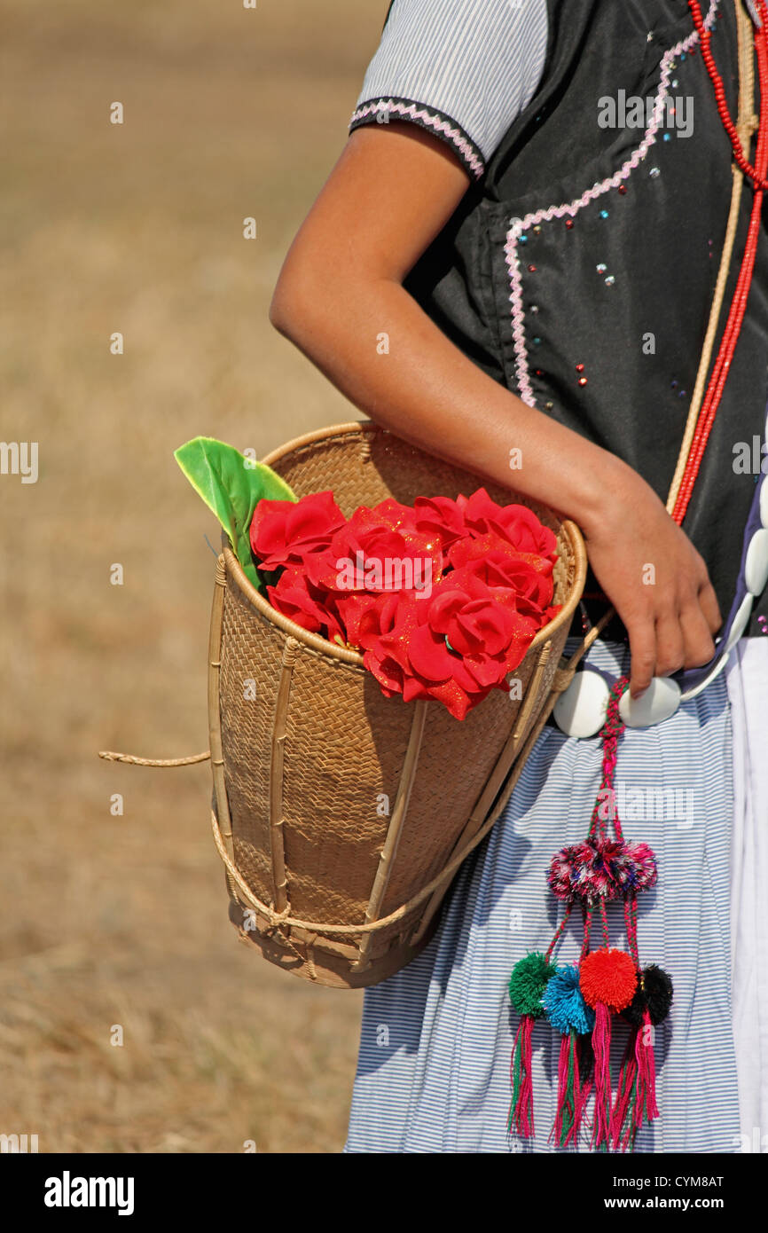 Yobin Stamm, Frau mit Blumen in einem Sportsitz im Namdapha Öko-Kultur-Festival, Miao, Arunachal Pradesh, Indien Stockfoto