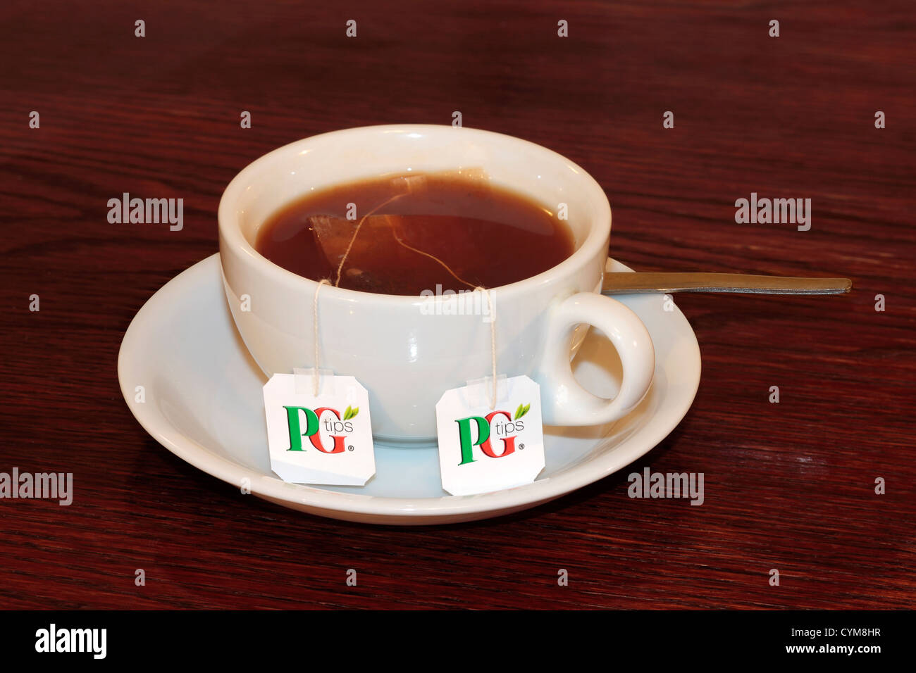 Eine Tasse Tee mit zwei Teebeuteln PG Tips Stockfoto