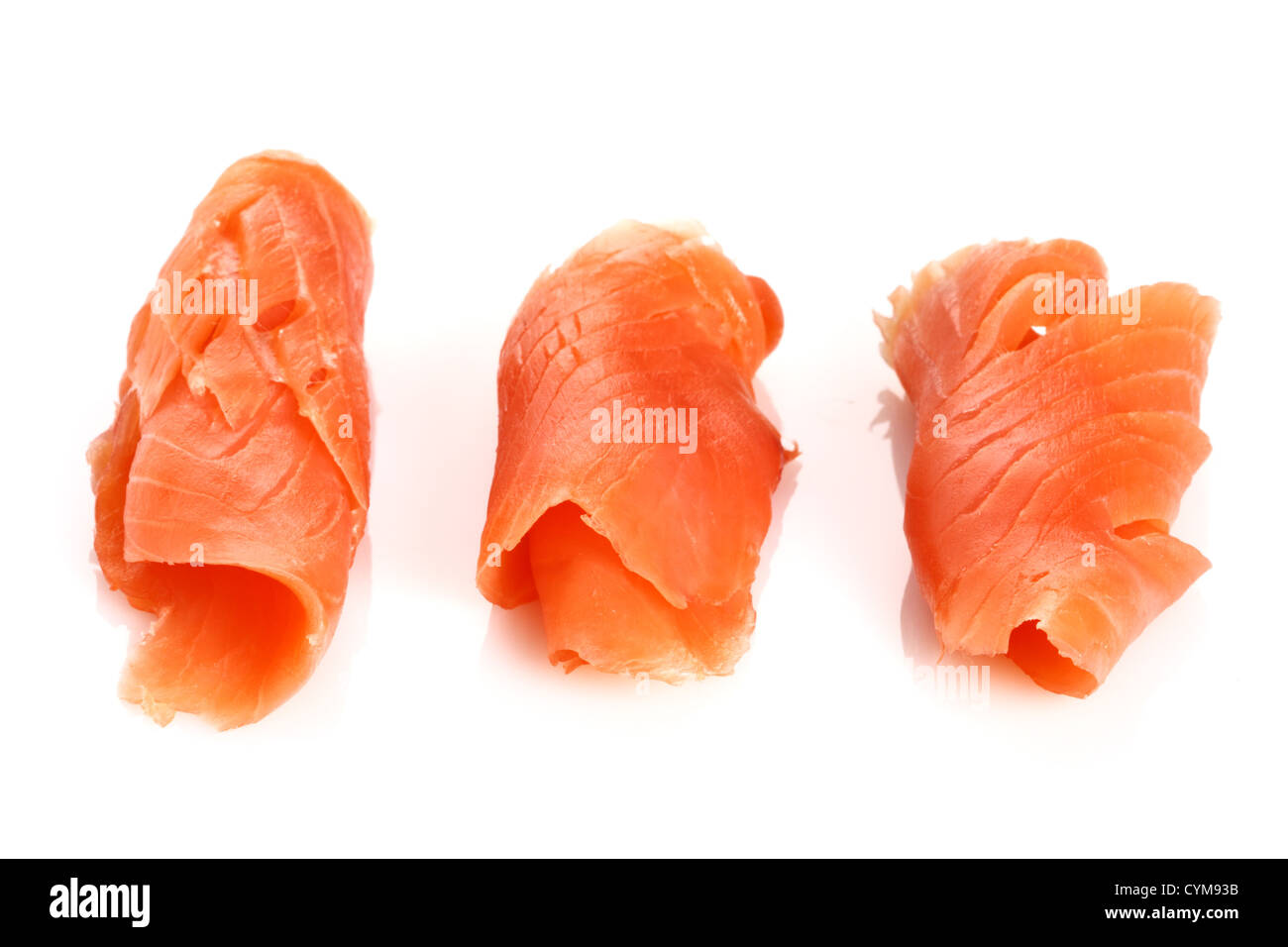 drei Stücke von Räucherlachs auf weißem, Schatten Stockfoto