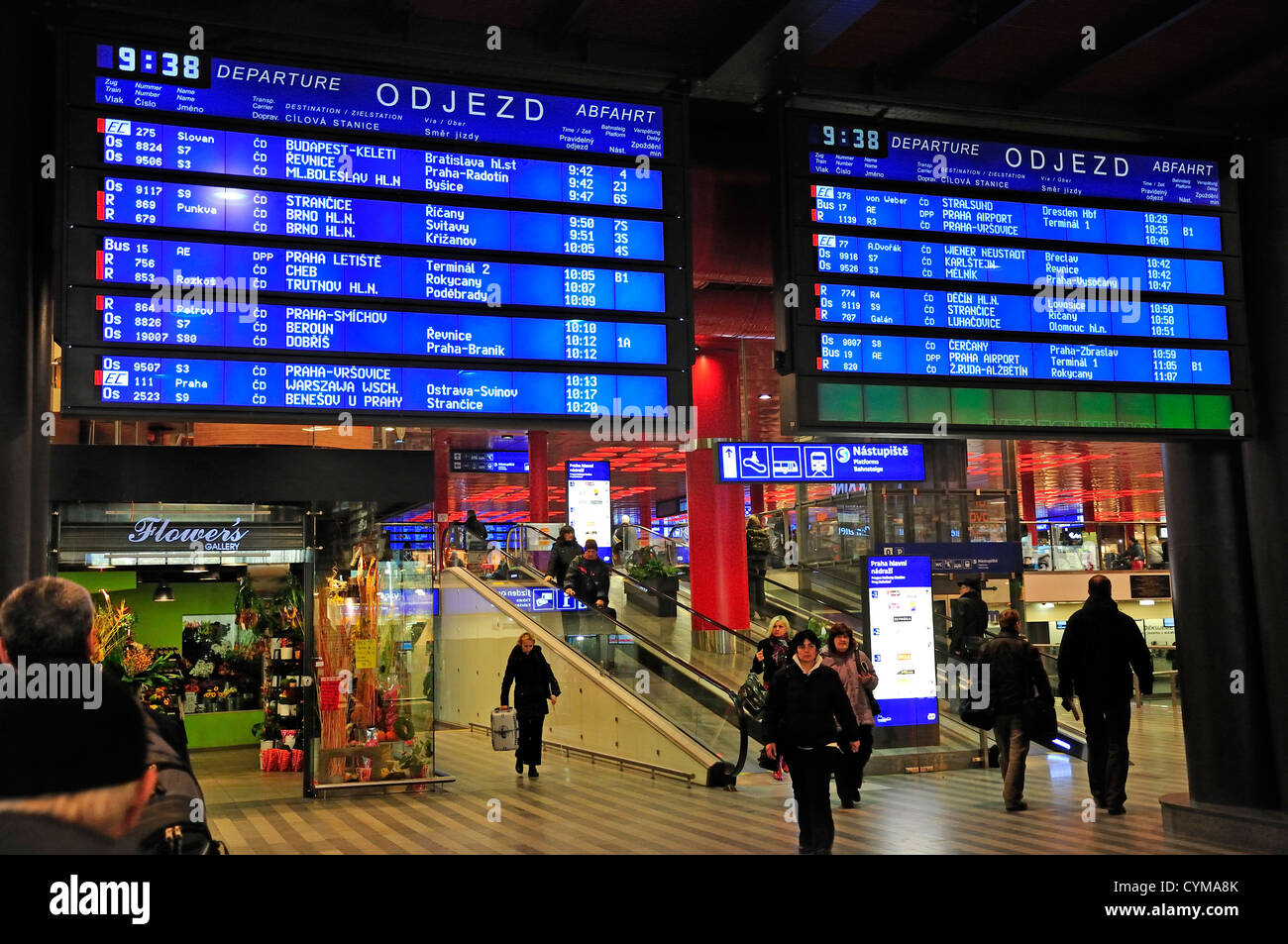 Prag, Tschechische Republik. Prag Hauptbahnhof / Hlavni Nadrazi. Abfahrtstafeln Stockfoto